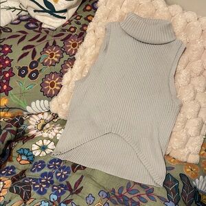 Sleeveless Assymetrical Sleeveless Turtleneck Sweater - Gray